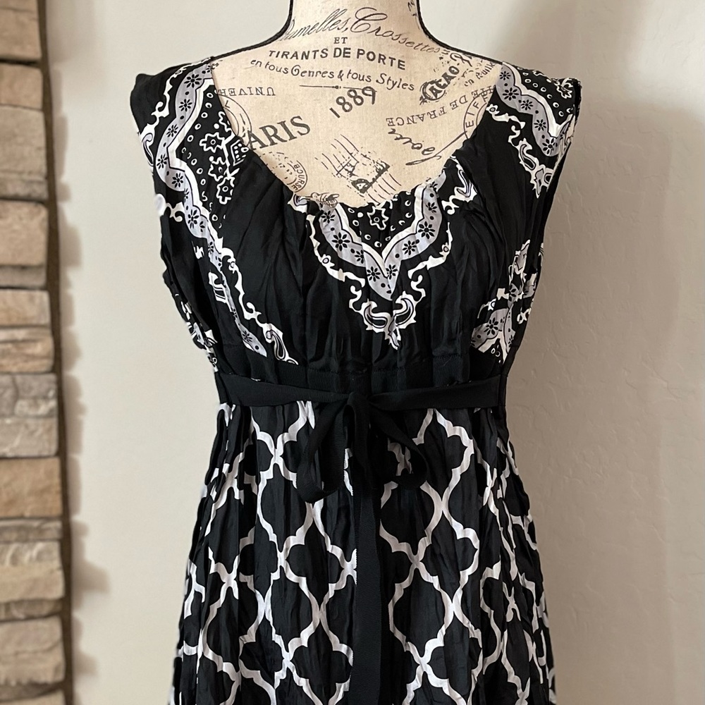 WHBM Black & White Sleeveless Crinkle Top,  Baby Doll Style